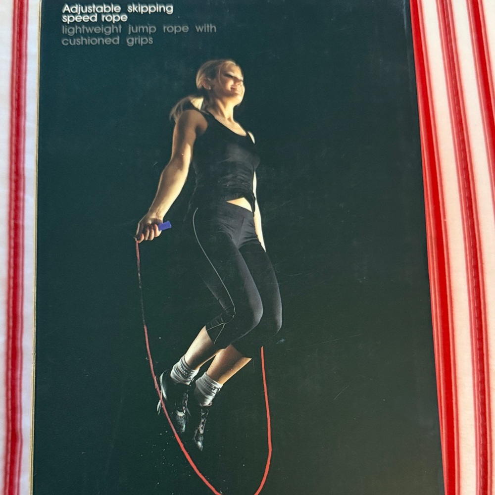 Women's adjustable skipping speed rope.